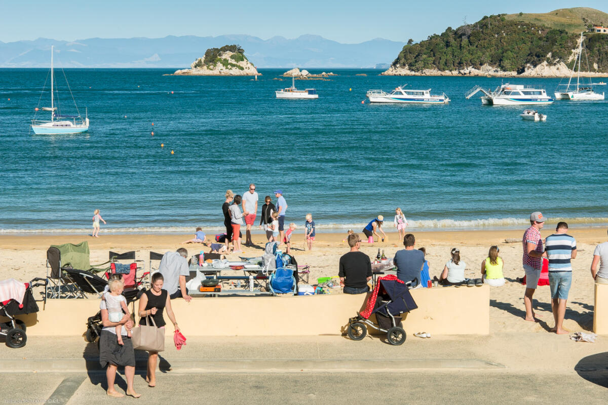Kaiteriteri Beachgoers
